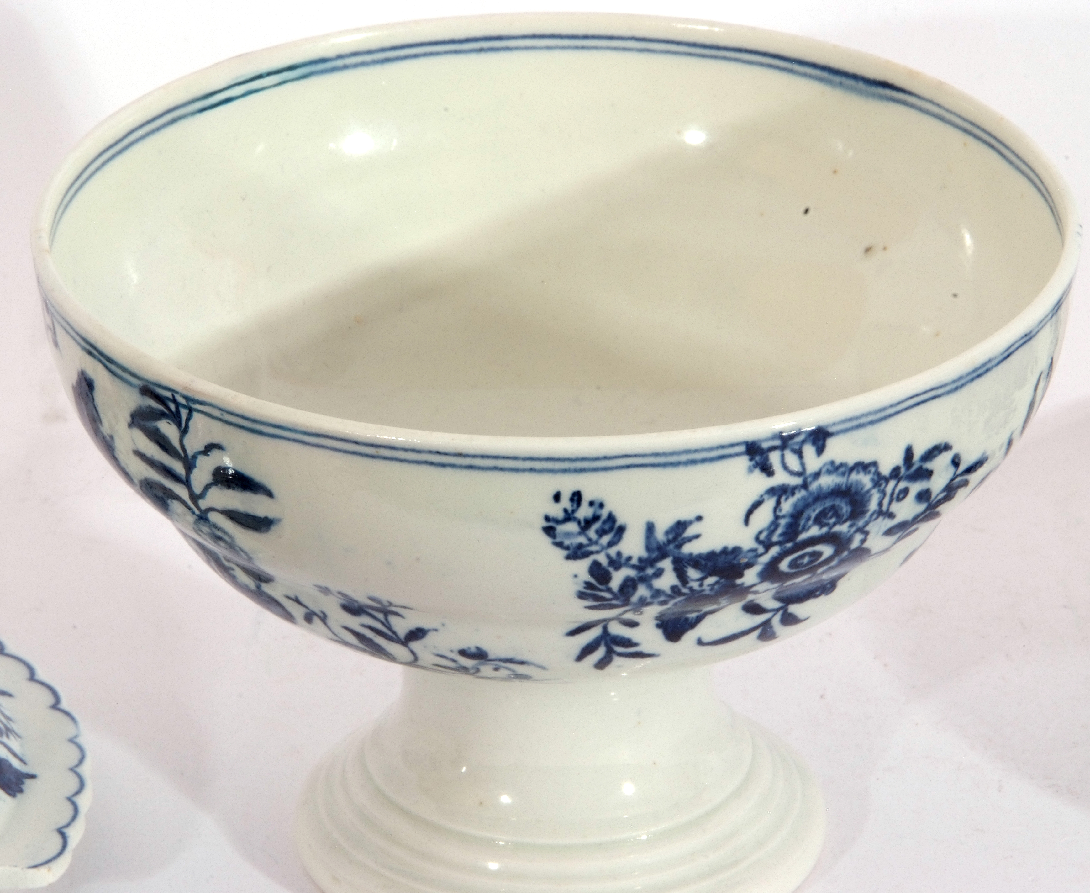 Lowestoft porcelain rice bowl, cover and stand, or small dessert tureen, decorated with the pine - Image 11 of 11