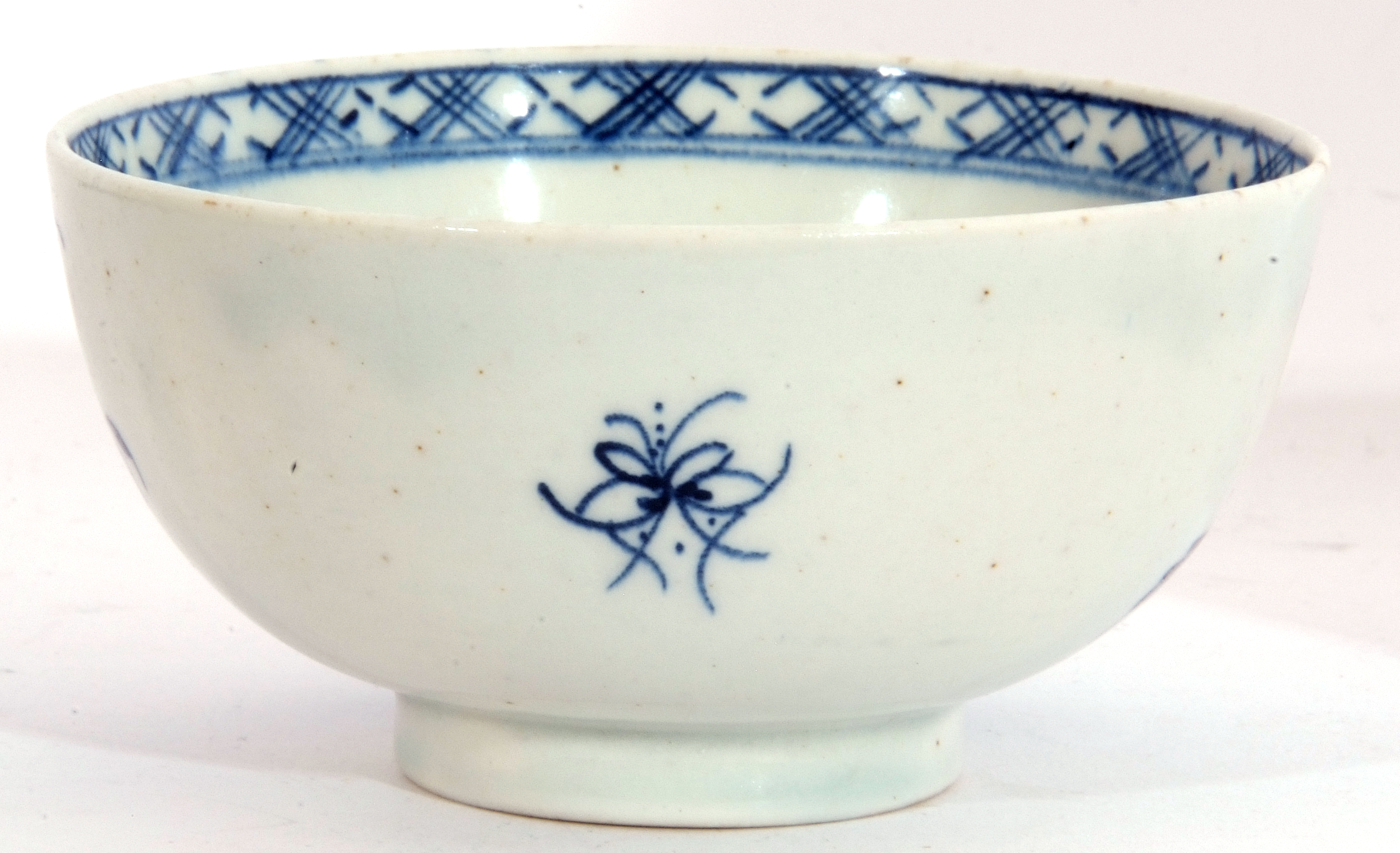 Large Lowestoft porcelain tea bowl and saucer decorated in underglaze blue with flowers and rock - Image 6 of 9