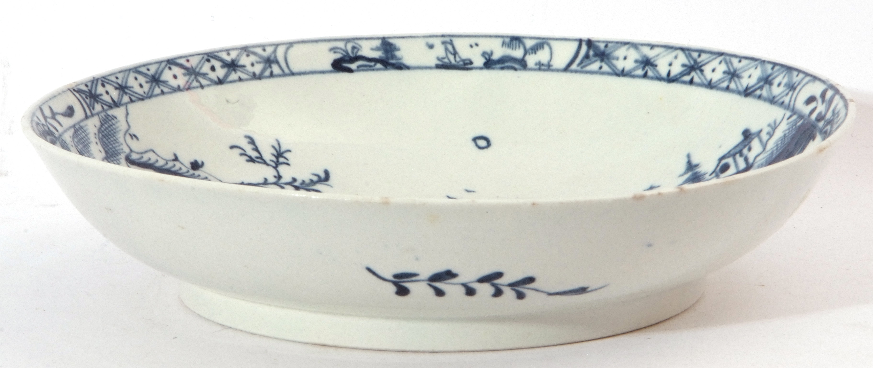 Lowestoft porcelain saucer dish decorated with a chinoiserie river scene, the border with small - Image 4 of 7