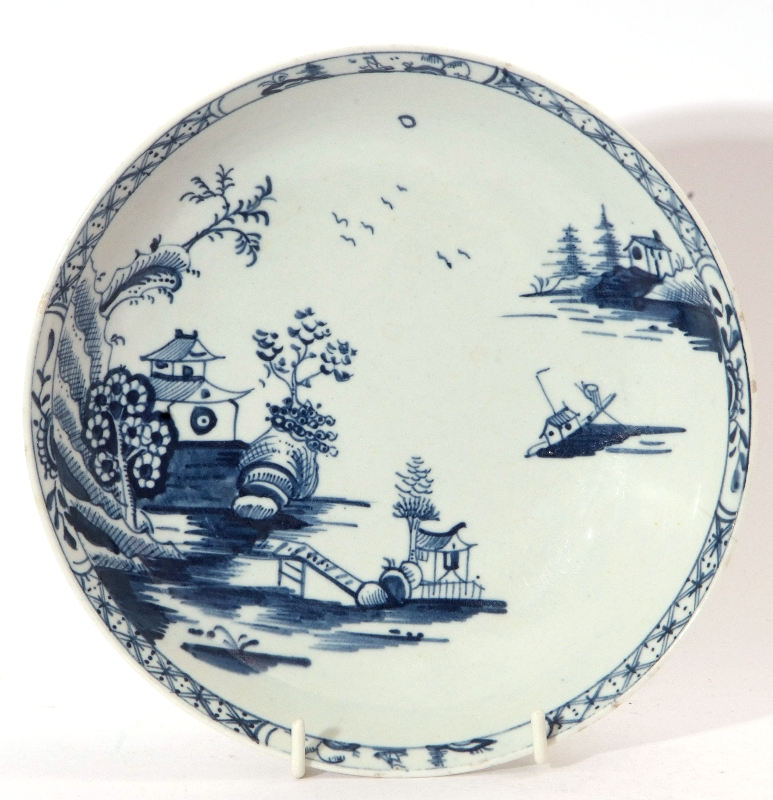 Lowestoft porcelain saucer dish decorated with a chinoiserie river scene, the border with small - Image 6 of 7