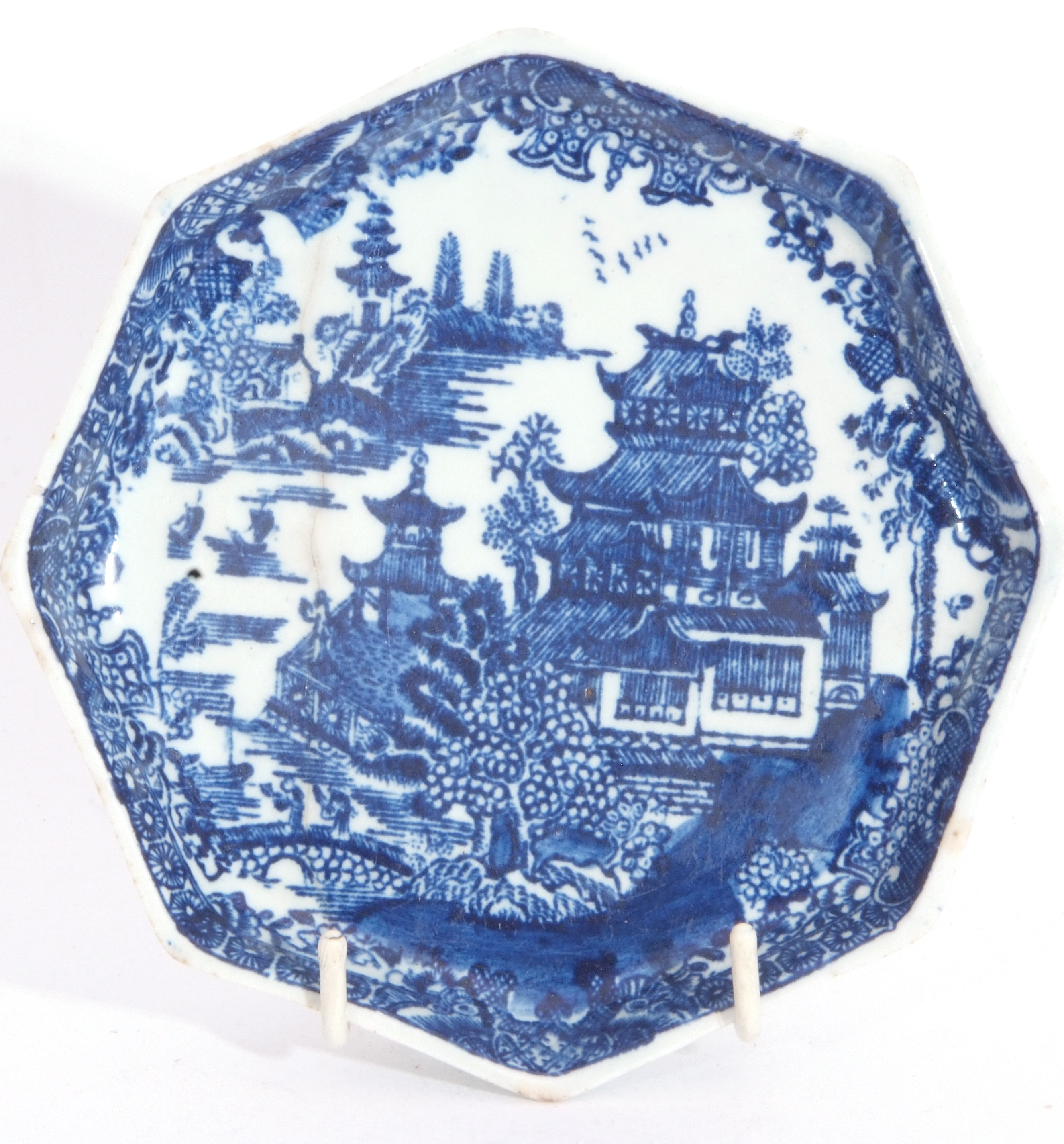 Lowestoft porcelain tea pot stand decorated in underglaze blue with a printed design of pagoda or - Image 4 of 5