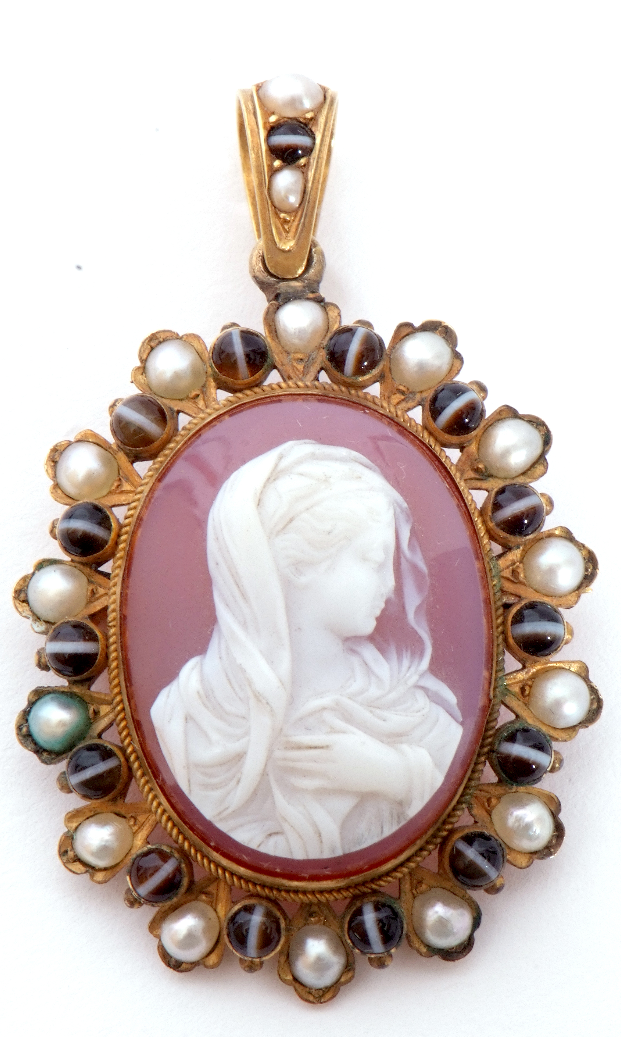 Victorian hardstone cameo pendant depicting a veiled lady carved in high relief, 25 x 20mm in a - Image 2 of 4