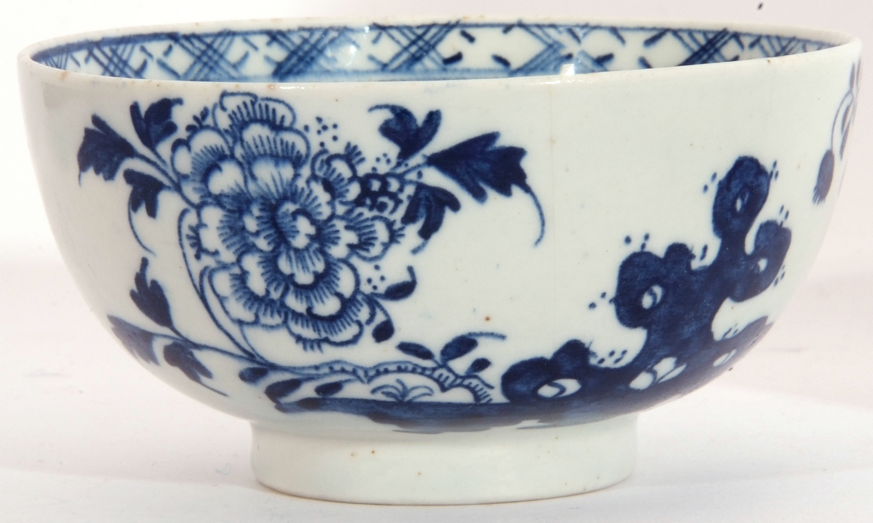 Large Lowestoft porcelain tea bowl and saucer decorated in underglaze blue with flowers and rock - Image 4 of 9