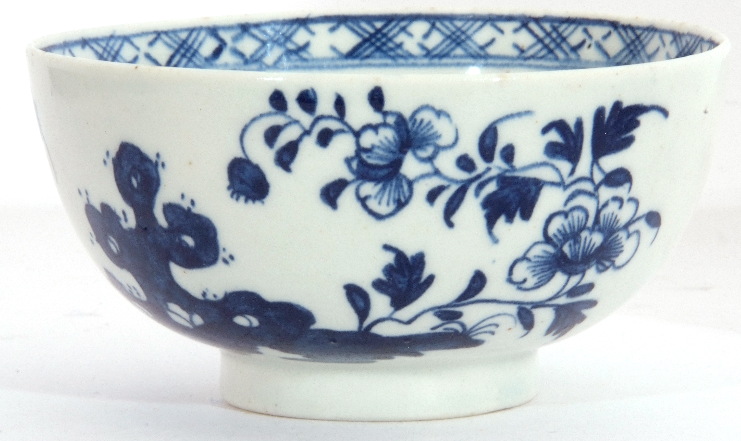 Large Lowestoft porcelain tea bowl and saucer decorated in underglaze blue with flowers and rock - Image 5 of 9