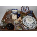 BOX CONTAINING VARIOUS CERAMICS INCLUDING SMALL DOULTON VASE AND SOME GLASS WARES, DECANTERS