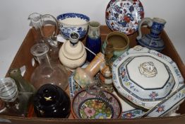 BOX CONTAINING VARIOUS CERAMICS INCLUDING SMALL DOULTON VASE AND SOME GLASS WARES, DECANTERS