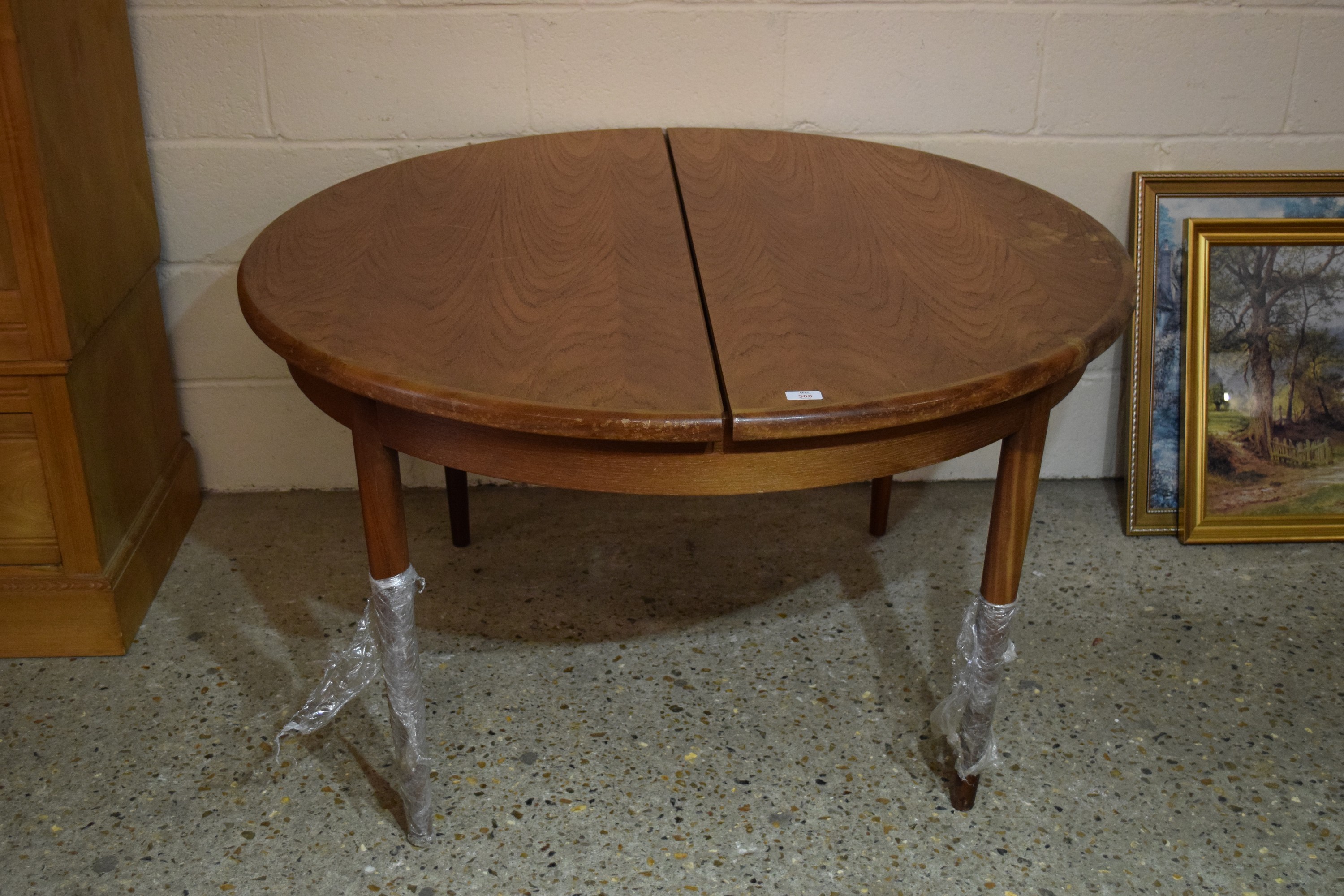 STAINED WOOD CIRCULAR DINING TABLE, DIAM APPROX 122CM