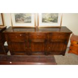 IMPRESSIVE OAK SIDE CABINET COMPRISING THREE DRAWERS OVER THREE CUPBOARDS, APPROX 170 X 46CM