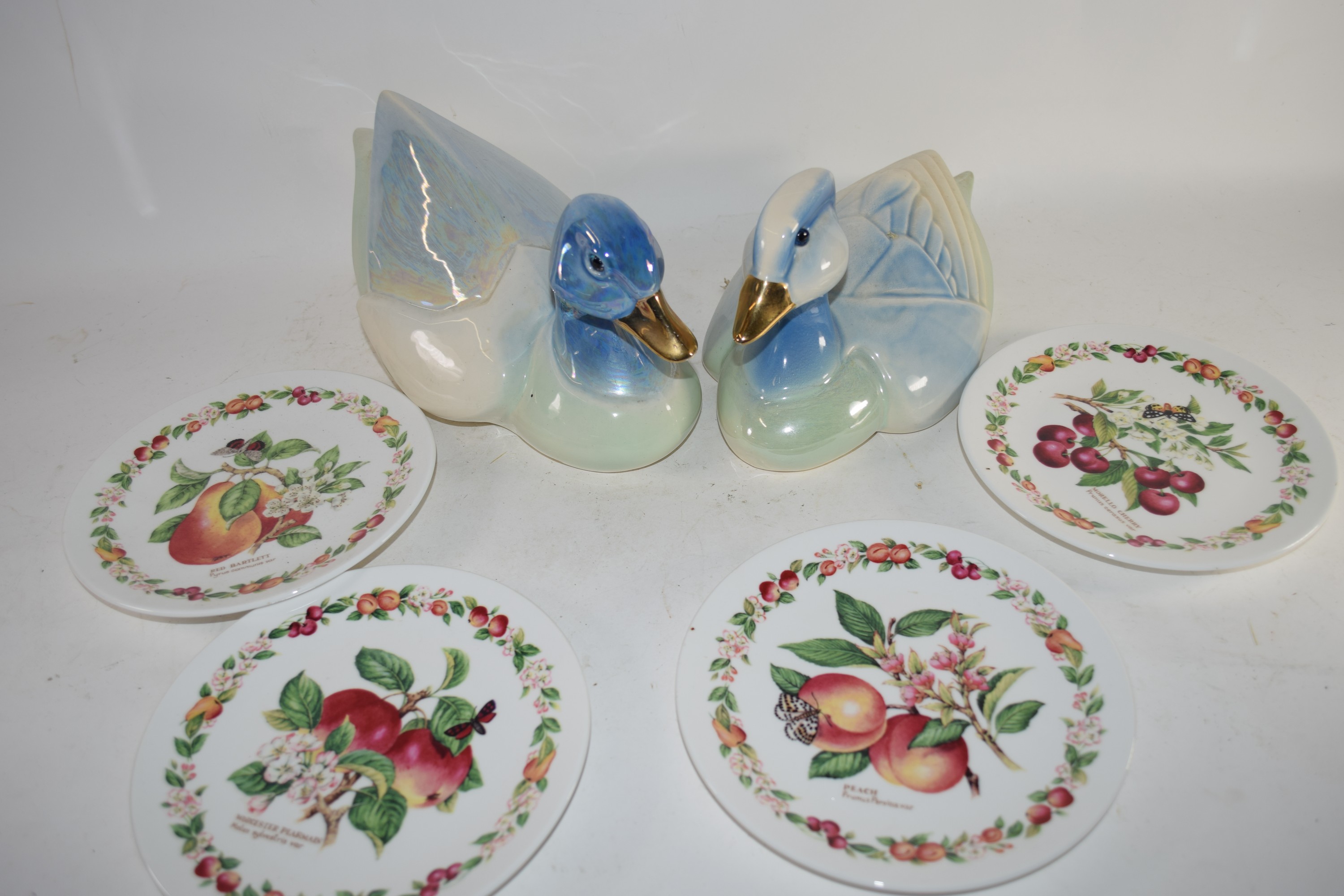 TRAY CONTAINING CERAMICS, TWO POTTERY MODELS OF DUCKS, FRUIT MODELLED PLATES BY ROYAL WORCESTER FROM - Image 2 of 2