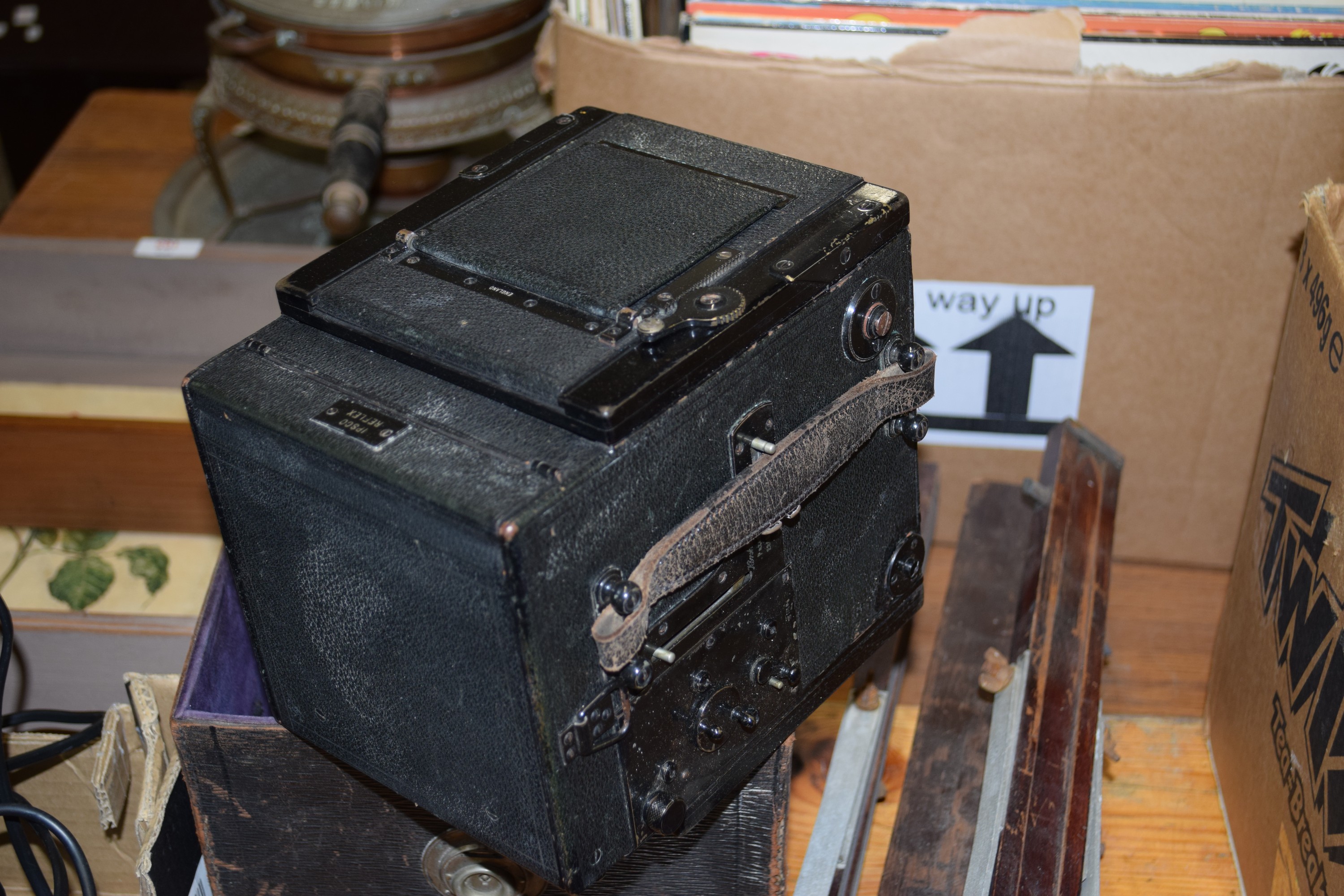 BOX CONTAINING VINTAGE CAMERA EQUIPMENT WITH STAND - Image 2 of 2