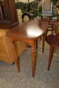 MODERN MAHOGANY EFFECT TABLE RAISED ON REEDED LEGS, APPROX 75 X 44CM