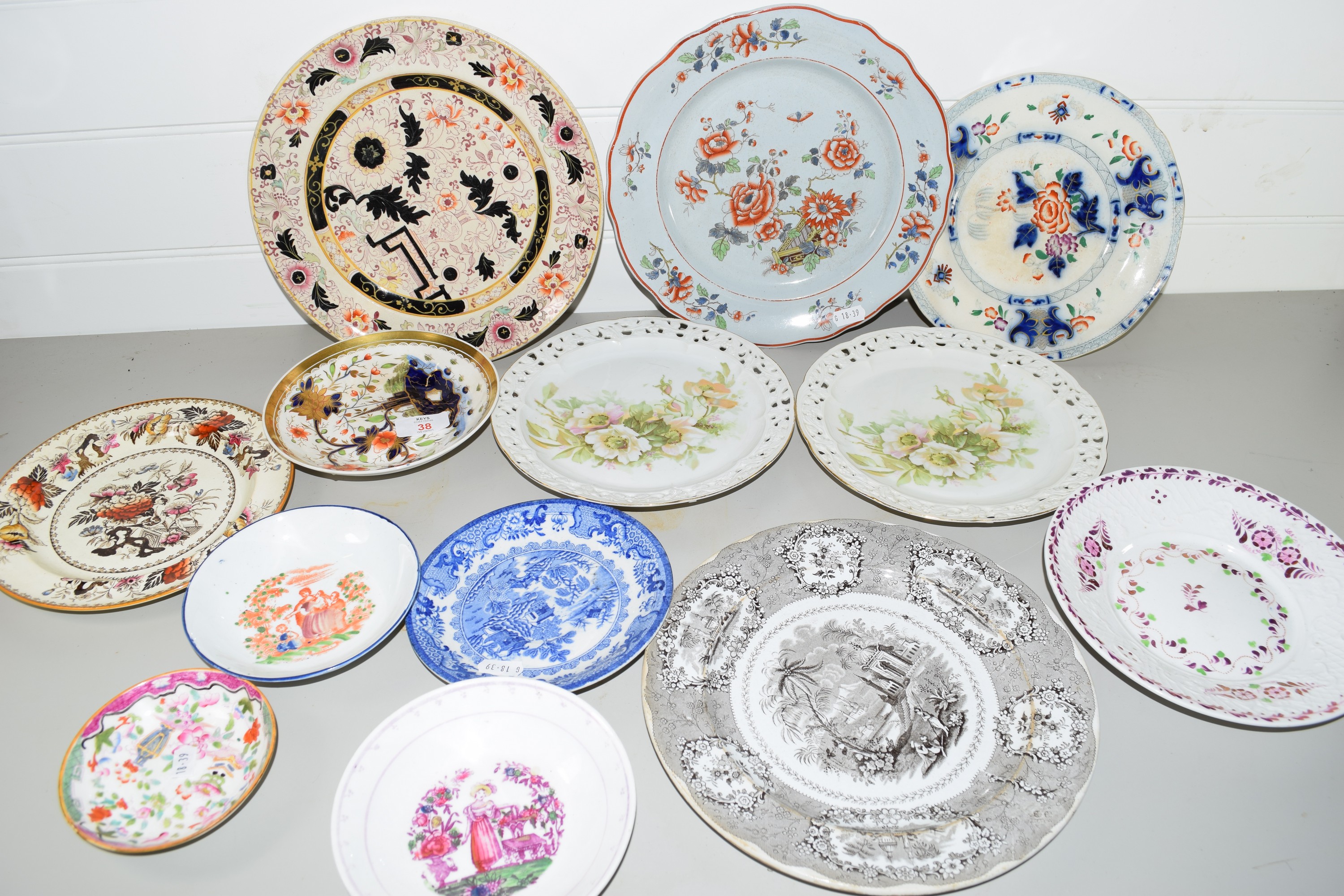 CERAMICS INCLUDING ENGLISH PORCELAIN IMARI DISH AND OTHER PLATES