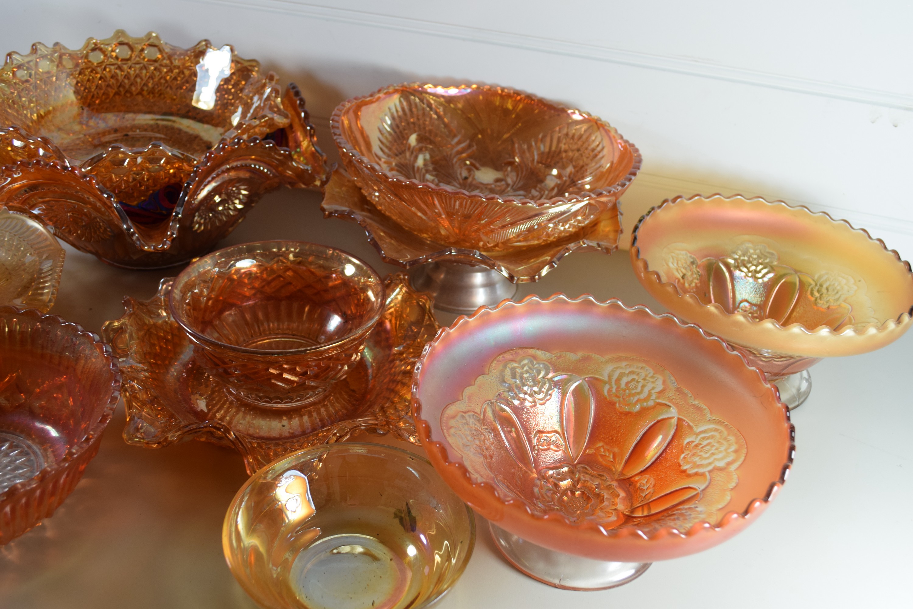 BOX CONTAINING CARNIVAL GLASS, TANGERINE COLOURED WITH FLORAL DESIGNS - Image 3 of 3