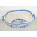 LARGE TUREEN DECORATED IN WILLOW PATTERN, 19TH CENTURY (A/F)