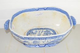 LARGE TUREEN DECORATED IN WILLOW PATTERN, 19TH CENTURY (A/F)