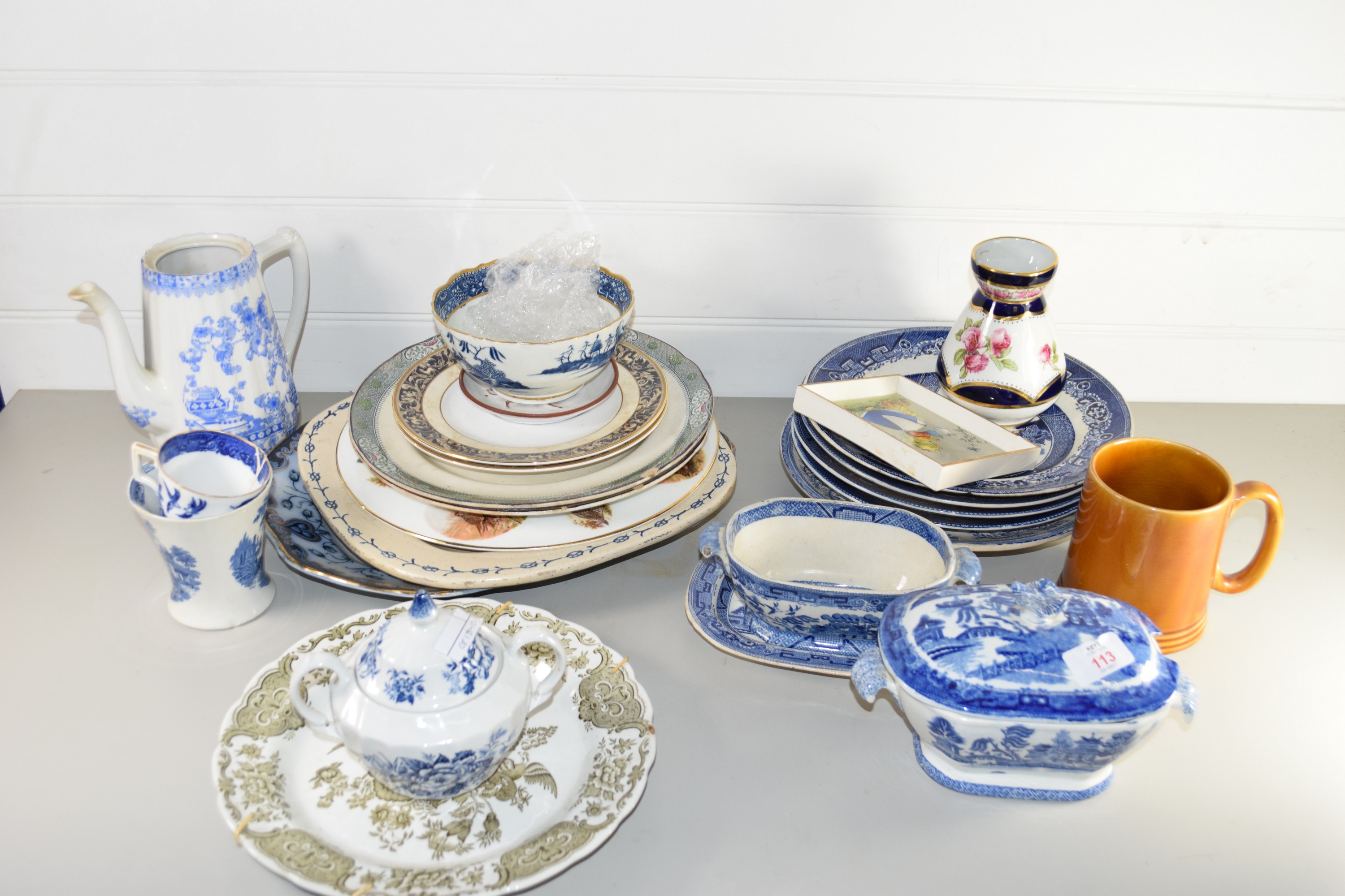 CERAMICS INCLUDING WILLOW PATTERN SMALL TUREENS AND PLATES