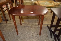 SMALL OVAL MAHOGANY EFFECT OCCASIONAL TABLE, APPROX 69 X 46CM