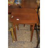 REPRODUCTION MAHOGANY EFFECT SIDE TABLE ON REEDED LEGS, APPROX 54CM SQ