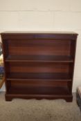 LOW MAHOGANY EFFECT BOOKCASE, WIDTH APPROX 93CM