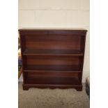 LOW MAHOGANY EFFECT BOOKCASE, WIDTH APPROX 93CM