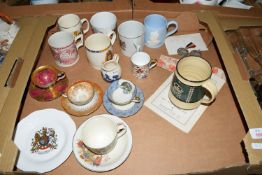 BOX OF CERAMICS INCLUDING ROYAL COMMEMORATIVE WARES, CUPS AND SAUCERS, JUBILEE MEDALS ETC INC KING