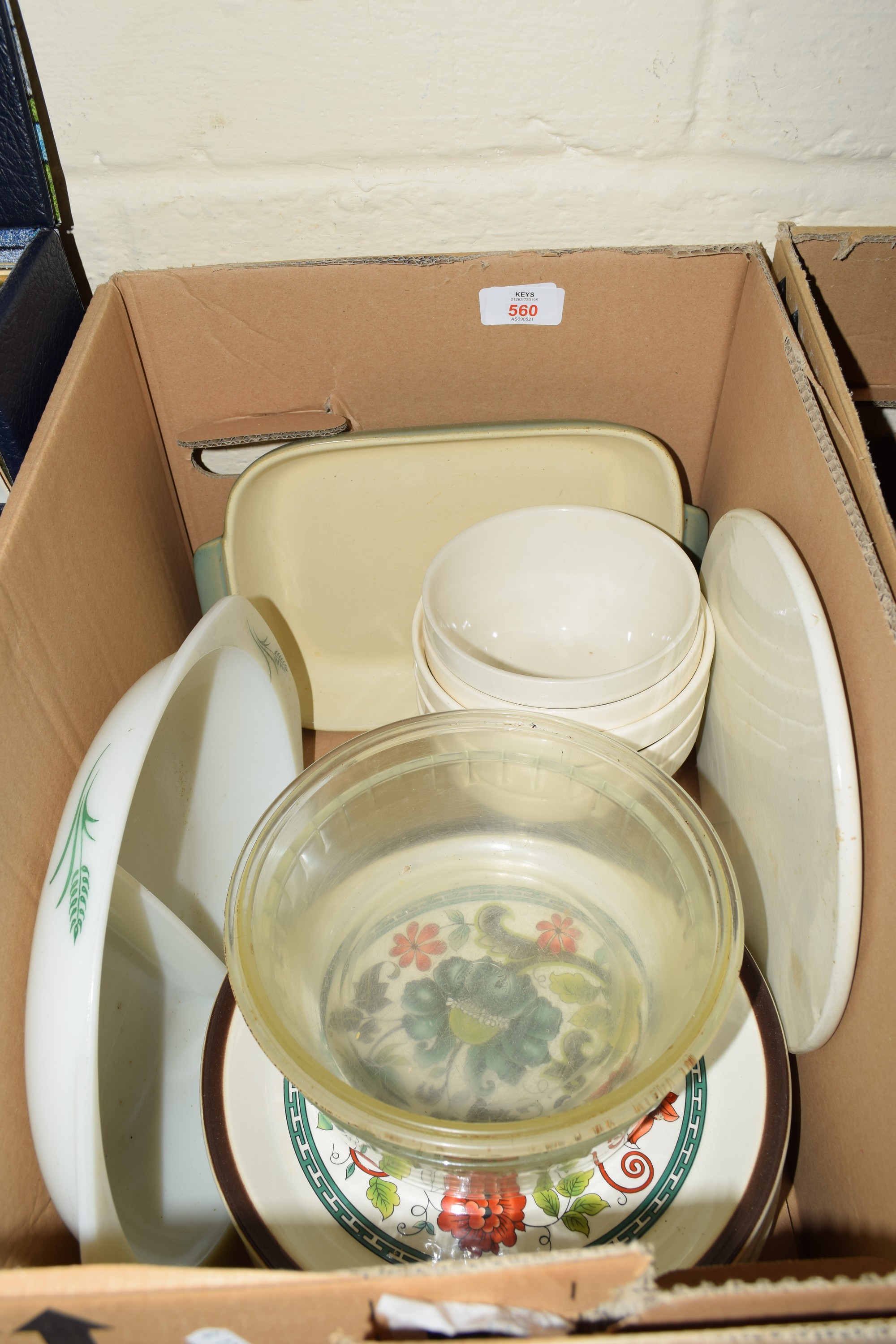 BOX CONTAINING HOUSEHOLD KITCHEN ITEMS