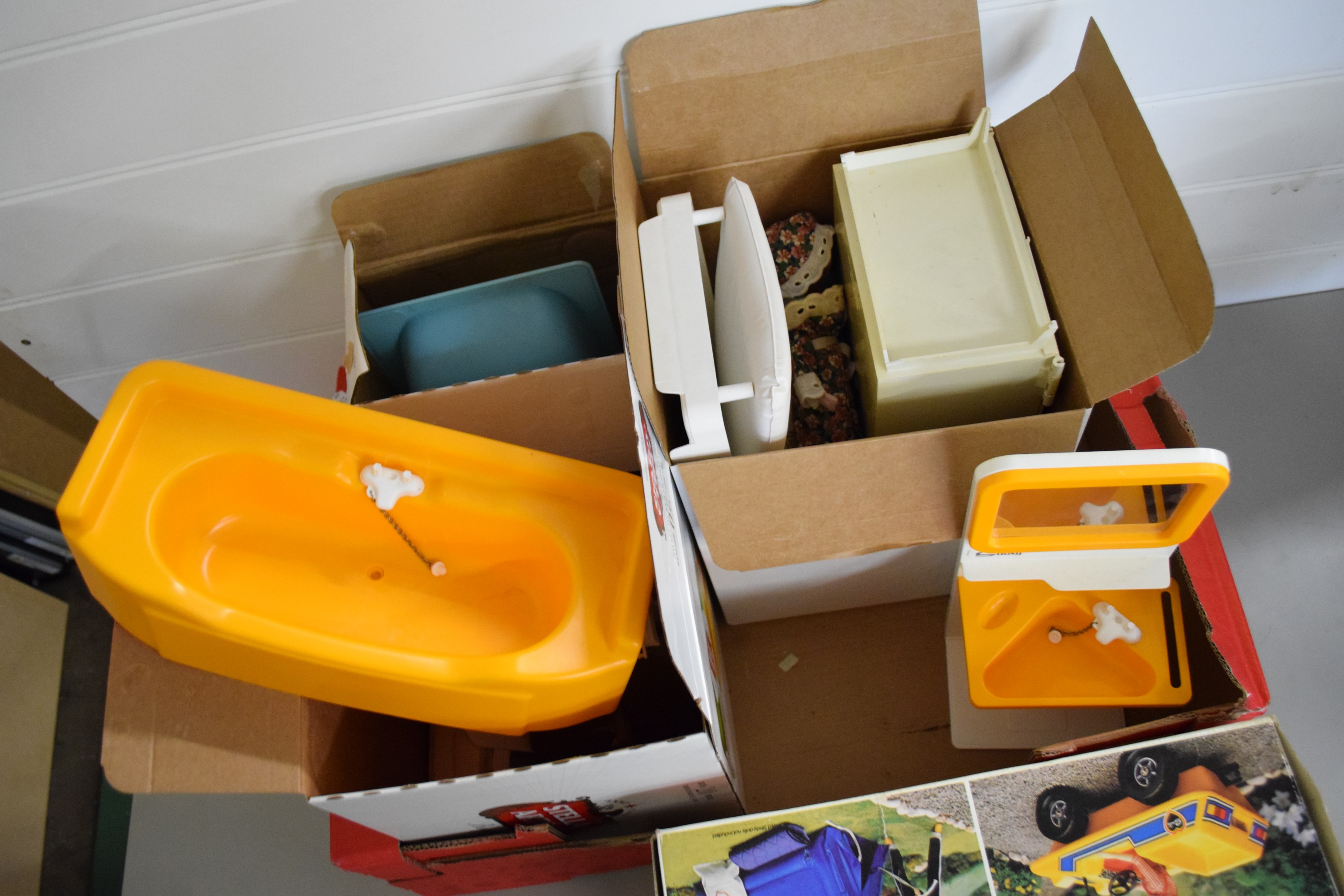 BOX CONTAINING VARIOUS SINDY ACCESSORIES INCLUDING BOXED CAMPING BUGGY AND FOLD-AWAY TENT, HOUSE - Image 2 of 2