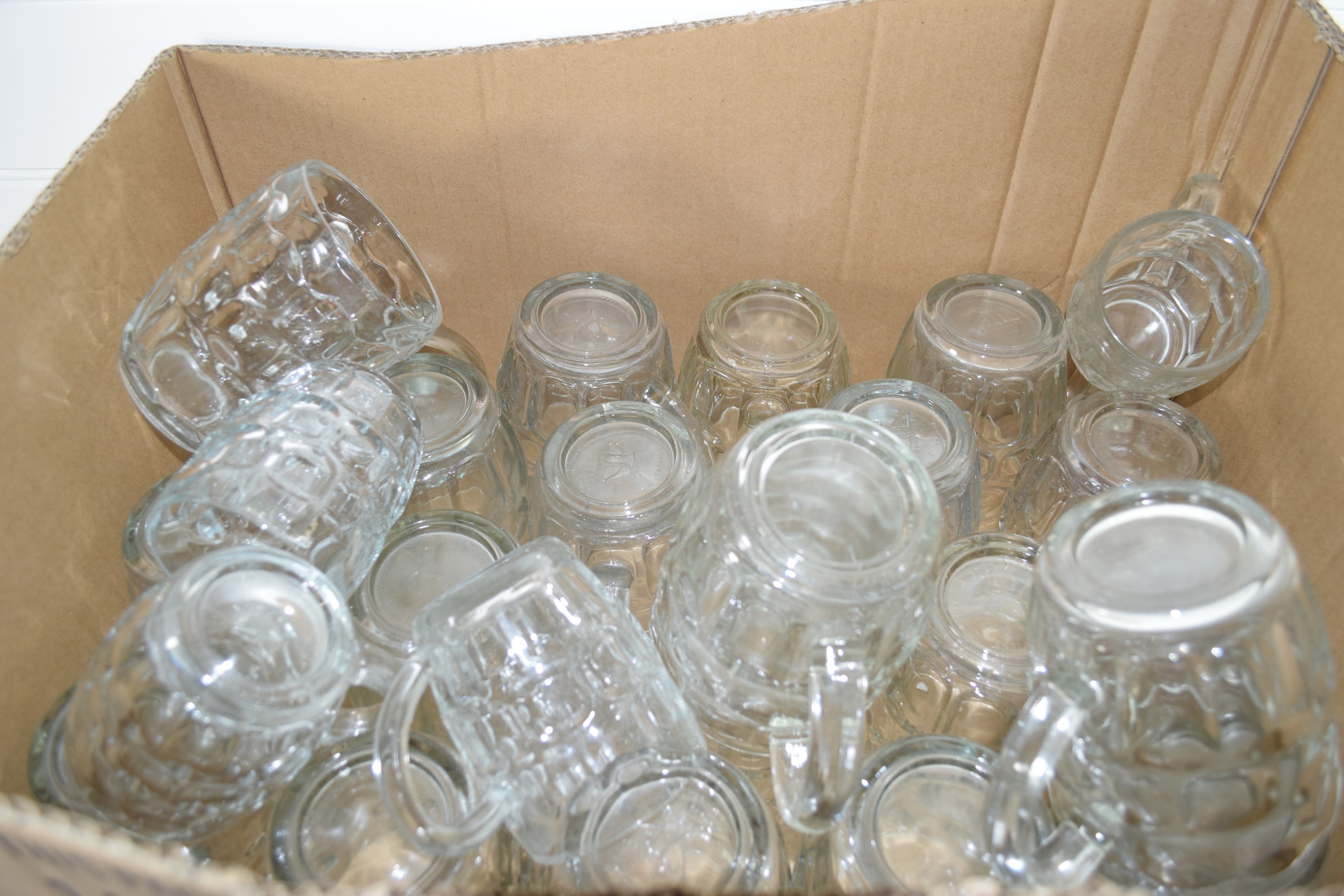 TRAY CONTAINING GLASS BEER MUGS