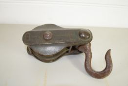PLASTIC BOX CONTAINING SHIPS PULLEY WITH HOOK