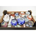 BOX CONTAINING CHINA INCLUDING TWO ORIENTAL GINGER JARS WITH BLUE AND WHITE DESIGN, A WEDGWOOD TEA