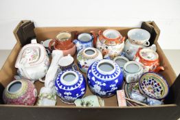 BOX CONTAINING CHINA INCLUDING TWO ORIENTAL GINGER JARS WITH BLUE AND WHITE DESIGN, A WEDGWOOD TEA