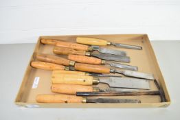 TRAY CONTAINING WOODEN HANDLED CHISELS