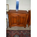 MODERN MAHOGANY EFFECT REPRODUCTION SIDE CABINET, WIDTH APPROX 97CM