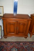 MODERN MAHOGANY EFFECT REPRODUCTION SIDE CABINET, WIDTH APPROX 97CM