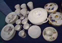 Quantity of china wares including two bowls by Royal Worcester with fruit pattern, together with a