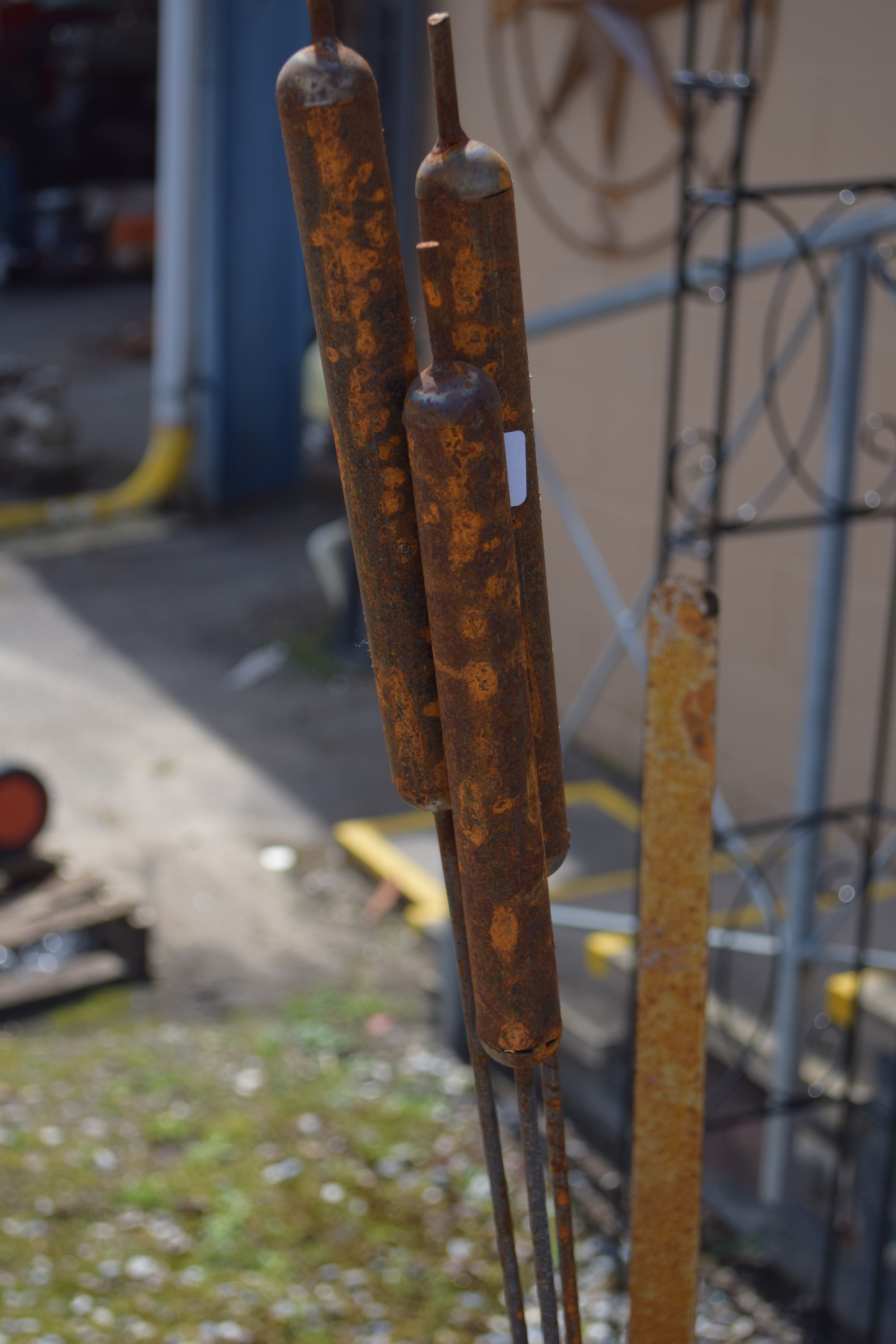 SET OF METAL GARDEN ORNAMENTAL BULLRUSHES - Image 2 of 2