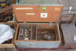 WOODEN TOOLBOX AND CONTENTS TO INCLUDE VARIOUS TOOLS ETC