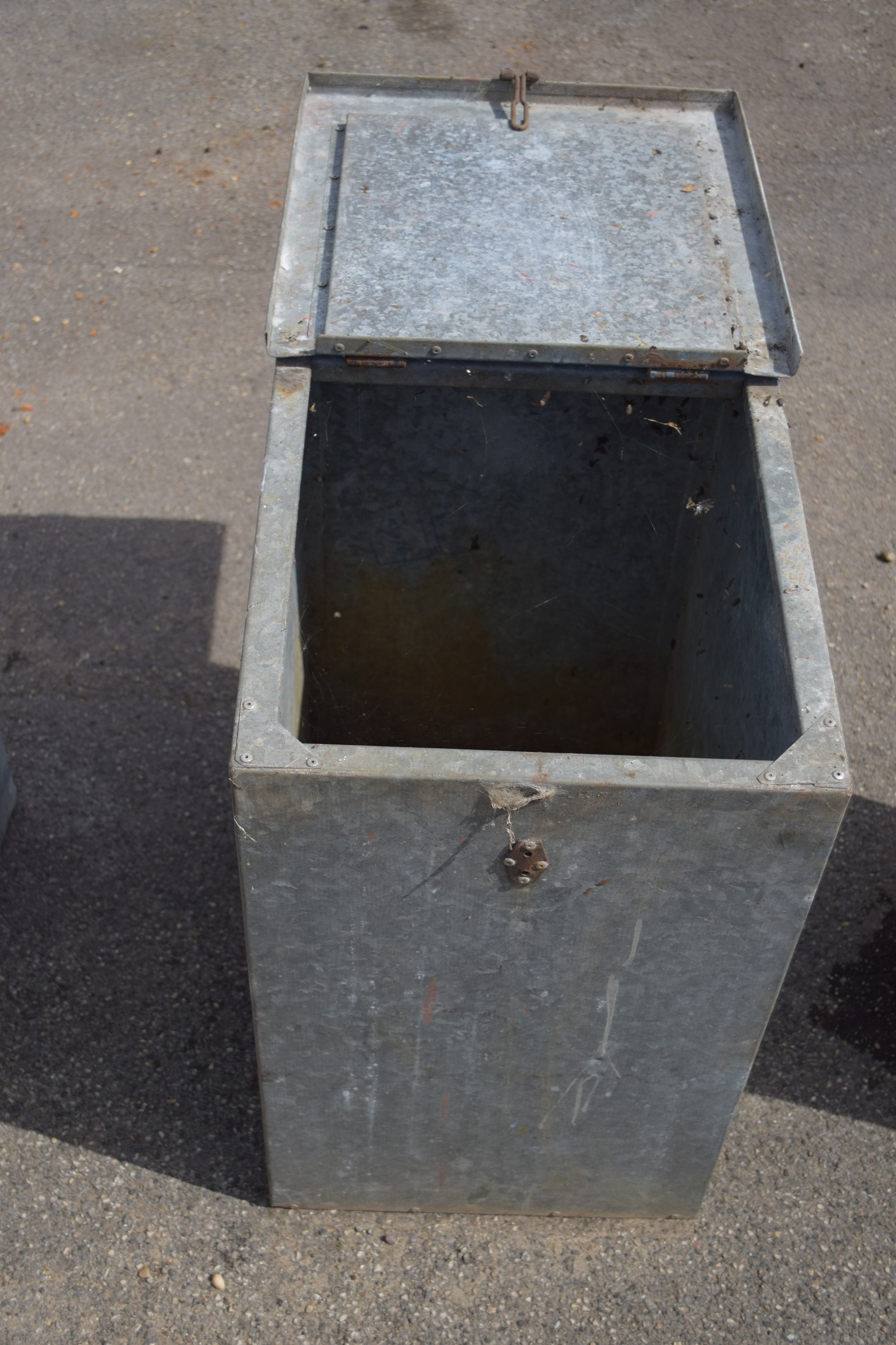 GALVANISED LIDDED FEED BIN - Image 2 of 2