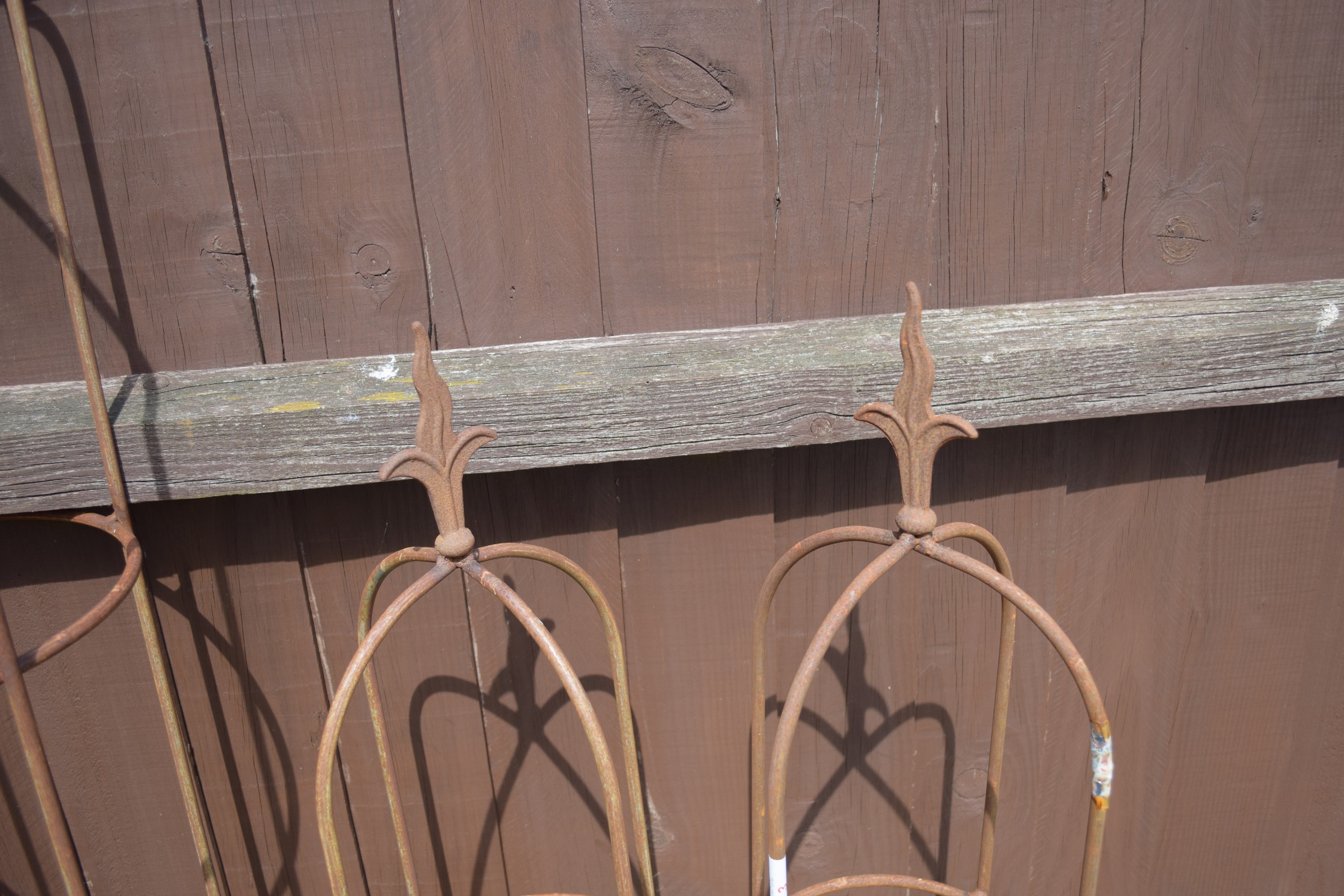 SMALL PAIR OF GARDEN OBELISKS WITH FLEUR DE LYS FINIALS - Image 2 of 2