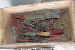 BOX CONTAINING VINTAGE TOOLS