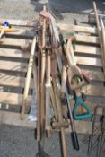 BUNDLE OF MIXED VINTAGE GARDEN TOOLS