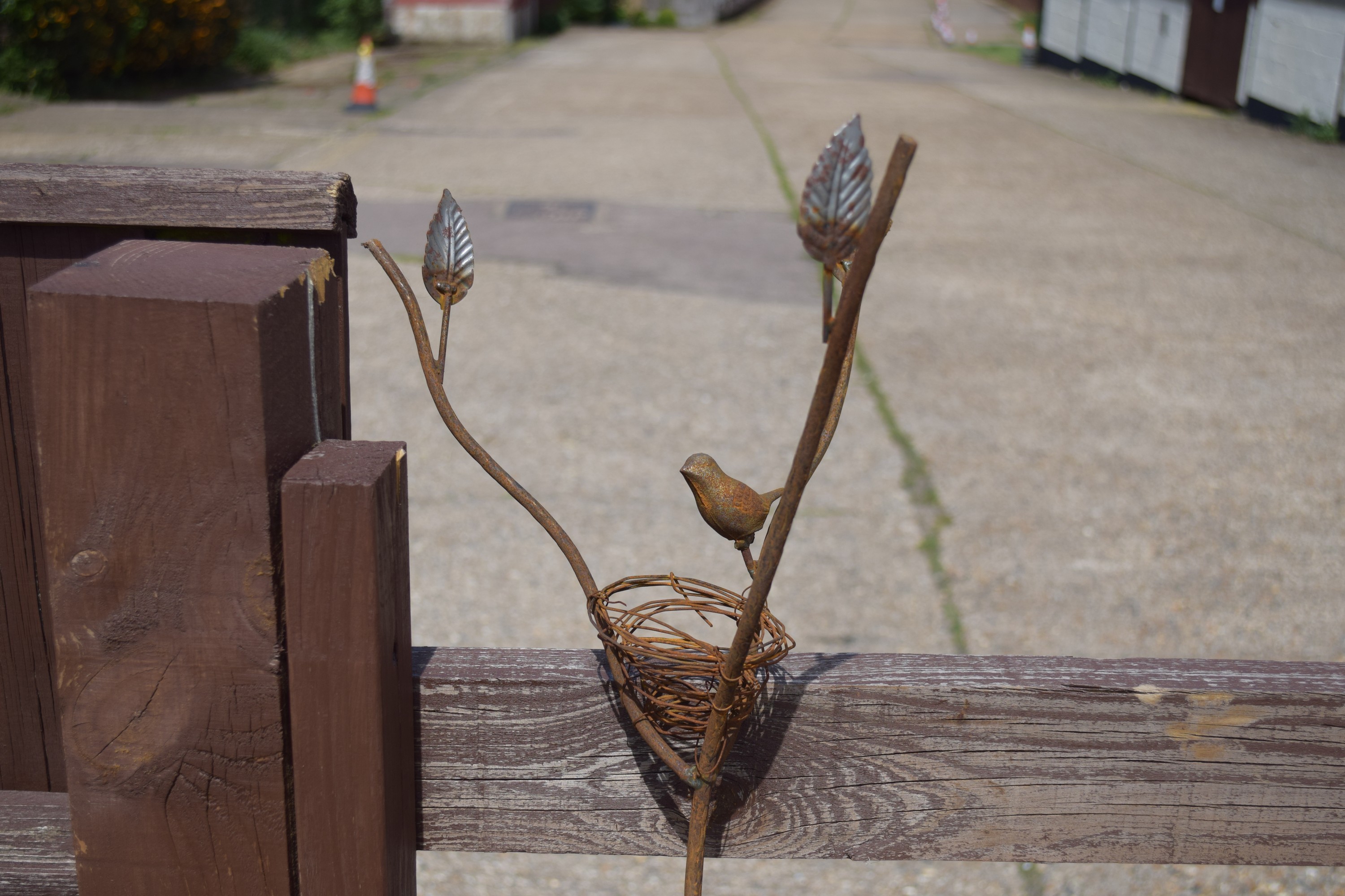 METAL GARDEN ORNAMENT OF A BIRD IN A NEST - Image 2 of 2