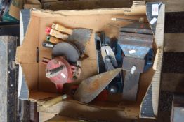 BOX CONTAINING BENCH VICE AND VARIOUS TOOLS