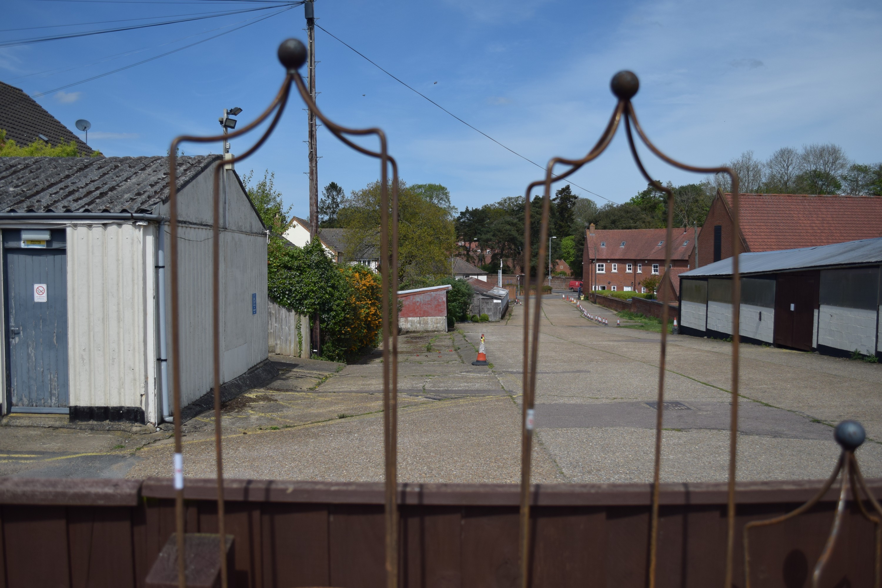 PAIR OF LARGE BALL TOP GARDEN OBELISKS - Image 2 of 2