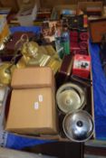 BOX CONTAINING SUNDRIES TO INCLUDE A BRASS LIGHT FITTING, TINS ETC