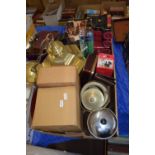 BOX CONTAINING SUNDRIES TO INCLUDE A BRASS LIGHT FITTING, TINS ETC