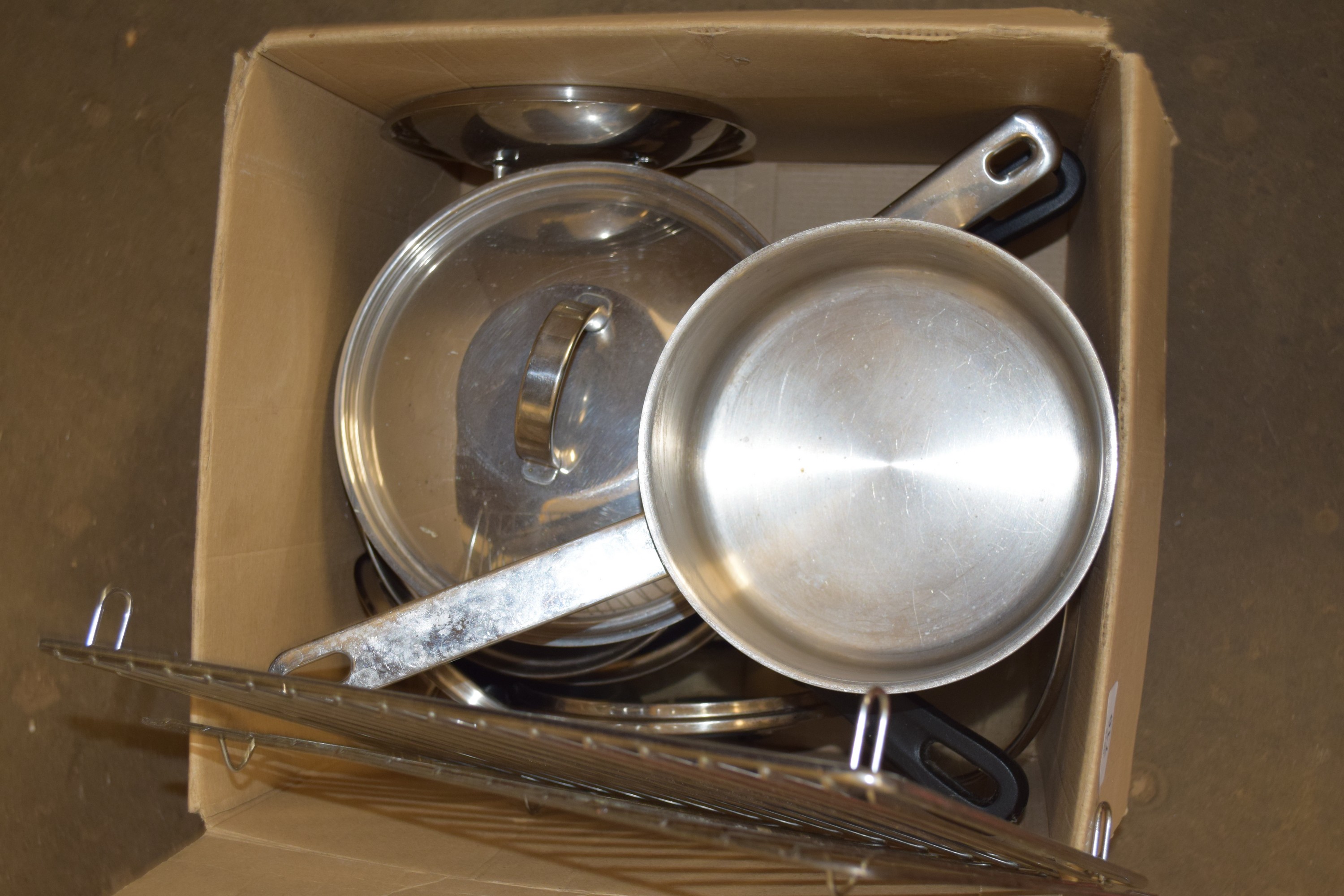 BOX CONTAINING ASSORTED KITCHENALIA