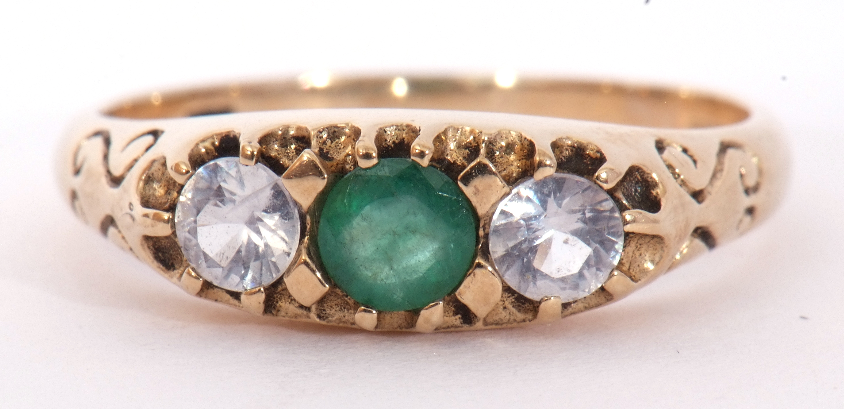 Modern 9ct gold paste set ring centring a green coloured stone between two pastes - Image 6 of 10