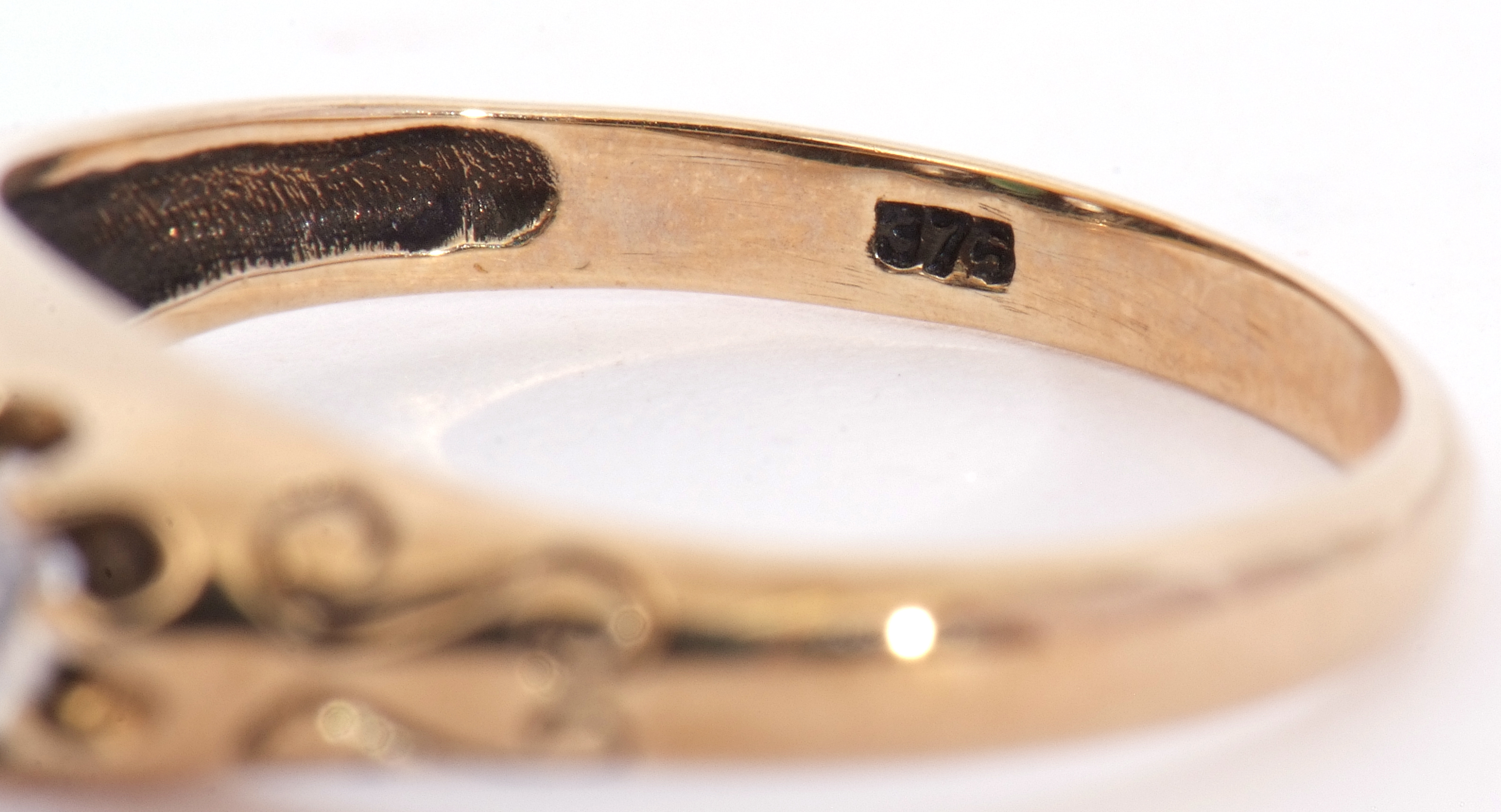 Modern 9ct gold paste set ring centring a green coloured stone between two pastes - Image 8 of 10