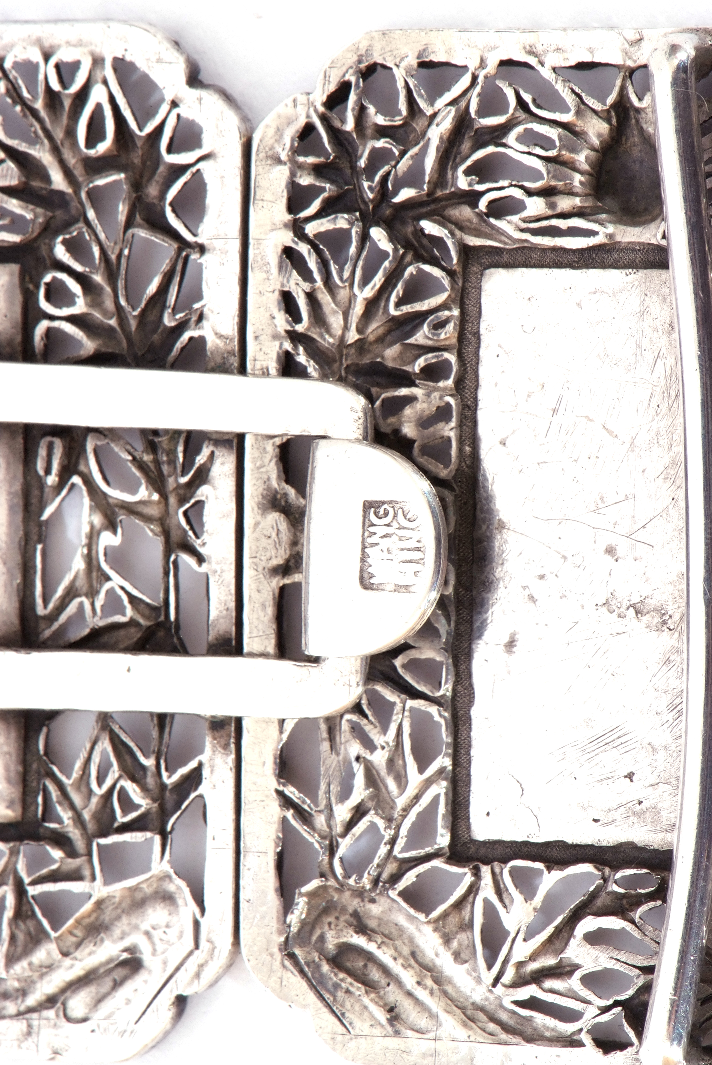 Early 20th century Chinese export two-part white metal belt buckle, featuring two ornately - Image 3 of 4